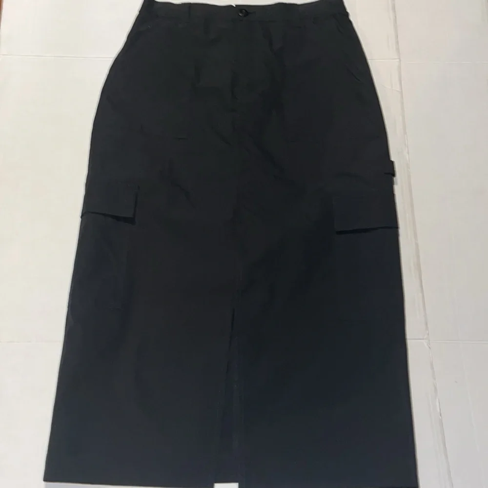 NWT-love tree-M-black-lightweight, slit in front,pockets, midi, cargo skirt.